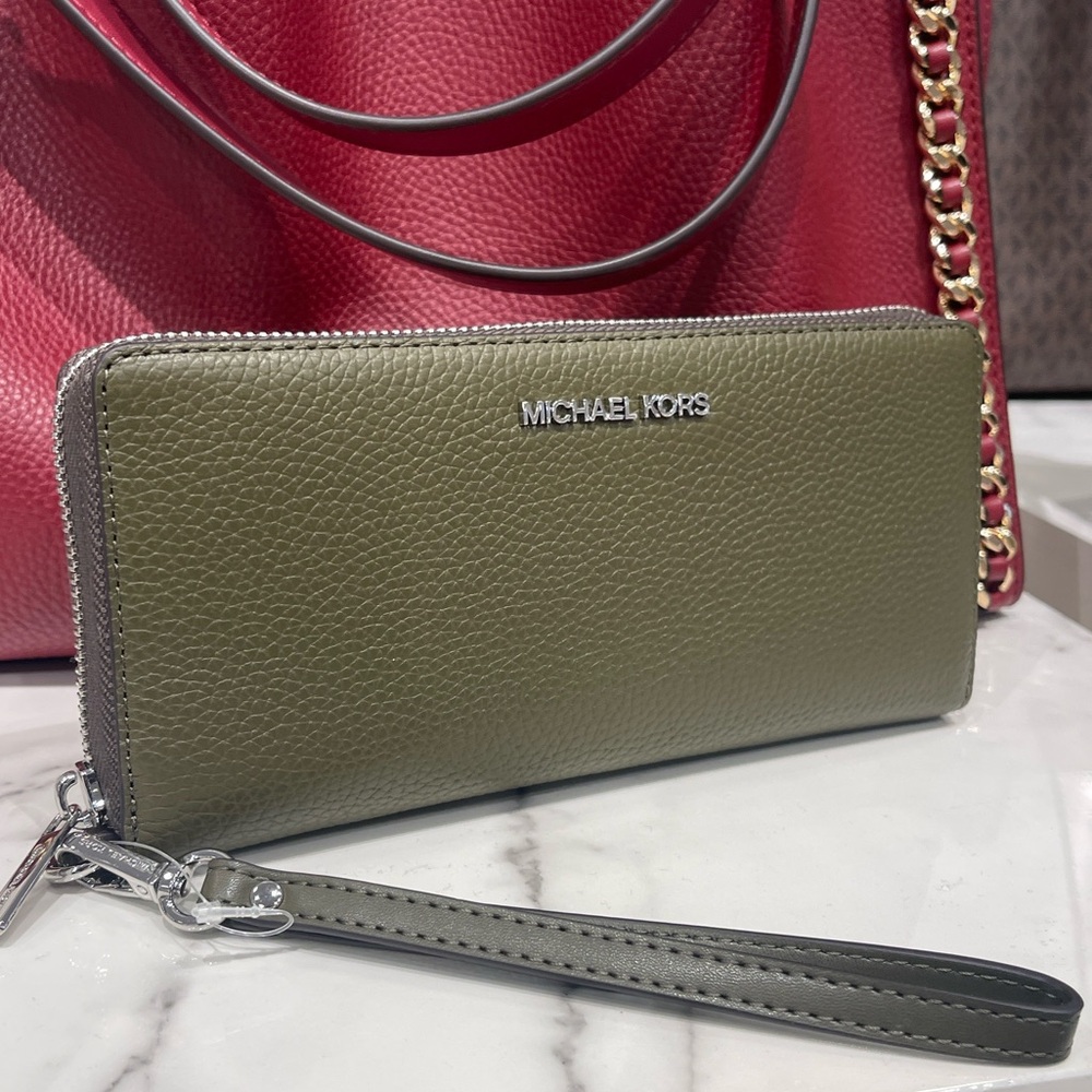 MICHAEL KORS Lg Pebbled Leather Continental Wallet Wristlet Phone Holder
Olive - Picture 1 of 16
